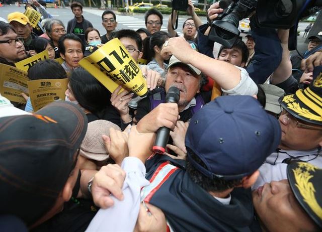 대만 반핵 운동가들이 2014년 타이베이에서 완성 단계에 있는 대만의 네 번째 원자력발전소 시운전 반대 시위를 벌이고 있다. 타이베이=AP 연합뉴스자료사진