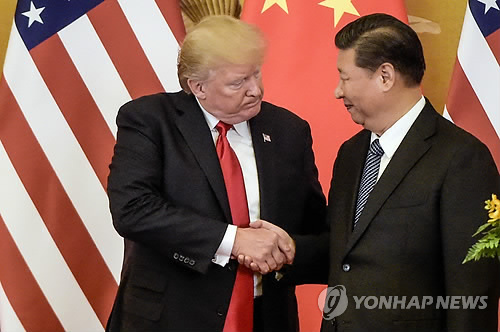 (워싱턴 AFP=연합뉴스) 도널드 트럼프 미국 대통령(왼쪽)과 시진핑 중국 국가주석이 지난해 11월 중국 베이징에서 만나 악수를 하고 있다.