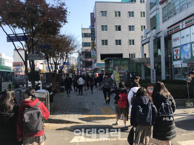 14일 서울 동작구 노량진역 공무원 학원가 인근에서 수험생들과 고등학생들이 거리를 걷고 있다.(사진=최정훈 기자)