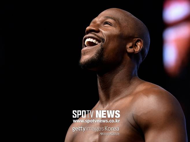 ▲ 플로이드 메이웨더가 여드레 만에 말을 바꿨다. 예정대로 약관의 일본인 킥복서와 대결을 치른다고 밝혔다.