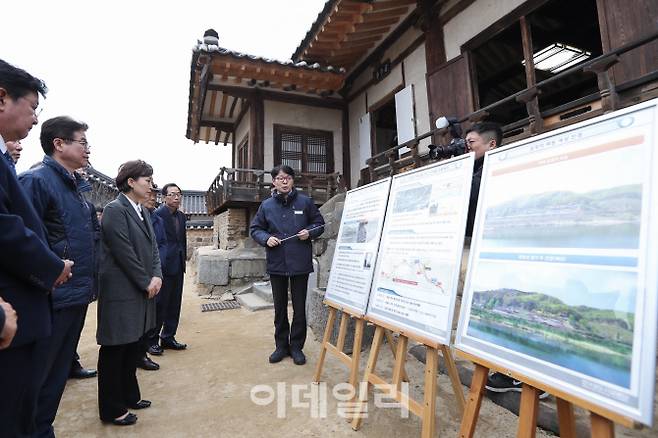 김현미 장관이 경북 안동시에 위치한 임청각을 방문해 현장 상황을 살펴보고 있다. 국토교통부 제공.