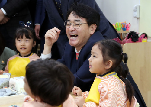더불어민주당 박용진 의원이 16일 오전 서울 영등포구 서울명신유치원을 방문해 어린이들과 이야기를 나누며 웃음을 터트리고 있다. 뉴시스