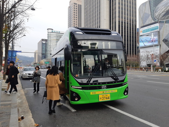 18일 친환경 전기버스가 서울 중구 덕수궁 앞 버스정류장에 정차하고 있다.