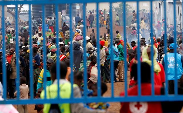 올해 3월 19일 콩고민주공화국에서 앨버트호를 건너 탈출한 난민들이 유엔난민기구(UNHCR)가 운영하는 컁왈리 난민 정착촌에 모여 있다. 우간다 정부는 난민이 자립할 수 있도록 농지를 지급하는 정책을 편다. 컁왈리=로이터 연합뉴스