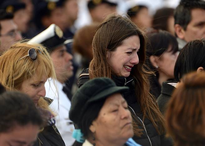 실종된 44명 승무원의 가족들이 15일 아르헨티나의 마르 델 플라타 (Mar del Plata)기지에서 실종 1주년 추모식에서 오열하고 있다. [로이터=연합뉴스]