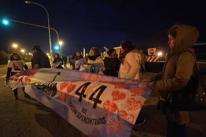 산후안호 잔해가 발견된 17일 침몰 사고 가족들이 마르 델 플라타 (Mar del Plata) 아르헨티나 해군 기지 밖에서 잠수함 침몰 원인 규명을 요구하며 시위를 벌이고 있다. [AFP=연합뉴스]