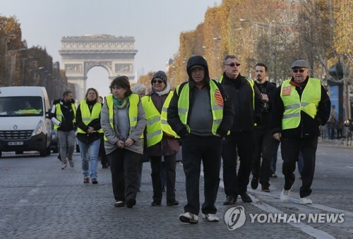 17일 프랑스 파리 샹젤리제 거리 점거하고 시위하는 노란 조끼 운동 참가자들   [AP=연합뉴스]