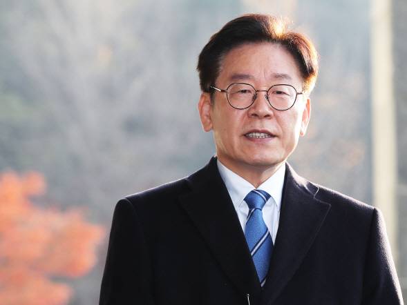 이재명 경기도지사가 19일 오전 경기도 수원시 경기도청으로 출근하며 이른바 ‘혜경궁 김씨(@08__hkkim)’ 트위터 계정 소유주는 이 지사의 부인 김혜경 씨라는 수사결과 관련 입장을 밝히고 있다. (사진=연합뉴스)