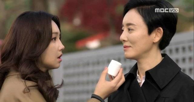 MBC ‘숨바꼭질’에서 주인공 민채린(이유리·왼쪽)이 김실장(윤다경)과 설전을 벌이는 장면. 김실장은 민채린의 친모다. 각종 막장 코드로 무장한 이 드라마는 15%대의 평균시청률을 올리며 막장 코드가 여전히 건재함을 보여줬다. MBC·넷플릭스 제공