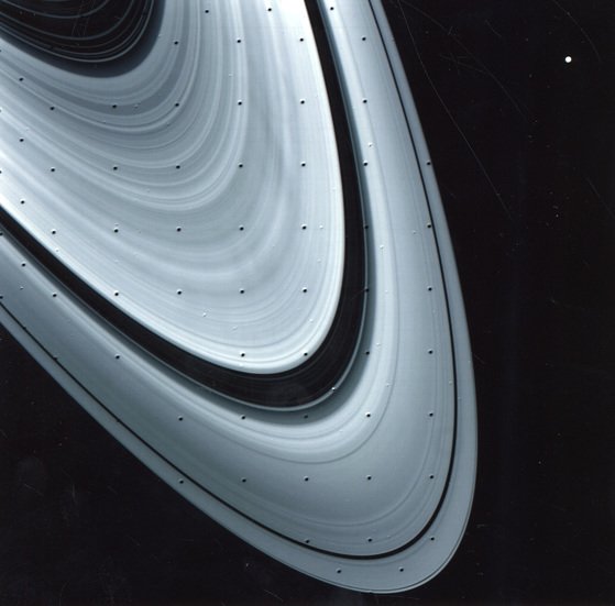미국의 우주선 보이저 2호가 접근해 찍은 토성의 테. [중앙포토]