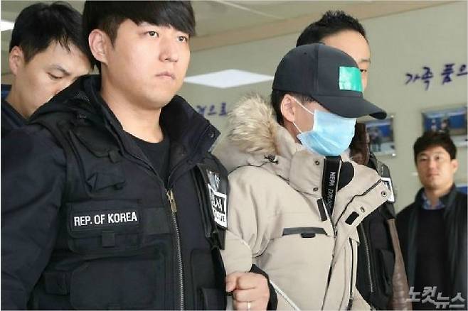 16일 오후 인천 남동경찰서에서 인천 한 아파트 옥상에서 또래 학생을 집단폭행하다가 추락해 숨지게 한 중학생들이 영장실질심사를 위해 인천지법으로 나서고 있다. (사진=뉴스1)