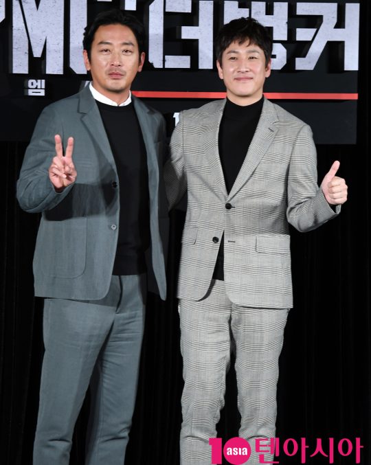 배우 하정우와 이선균이 21일 오전 서울 용산구 한강로 용산 아이파크몰 용산 CGV에서 영화 ‘PMC: 더 벙커’ 제작보고회에 참석하고 있다.