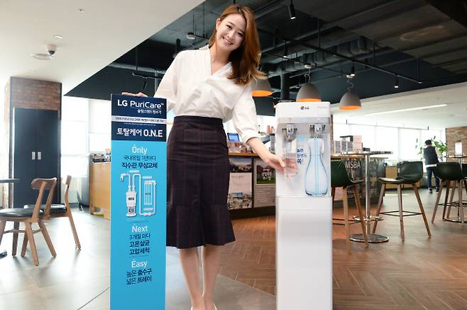 LG전자가 23일 ‘퓨리케어 슬림스탠드정수기’를 출시했다. 사진=LG전자