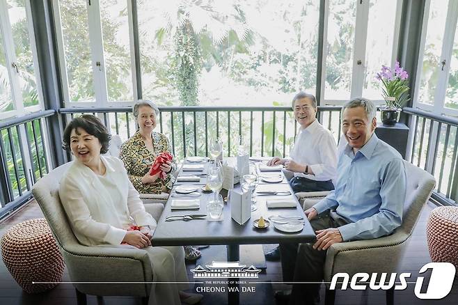 문재인대통령 내외와 오찬을 하고 있는 리센룽 총리 부부  (청와대 페이스북) 2018.7.12/뉴스1