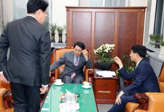 다시모인 예결위 (서울=연합뉴스) 최재구 기자 = 안상수 국회 예산결산특별위원회 위원장과 자유한국당 장제원, 더불어민주당 조정식 예결특위 간사가 19일 오후 국회에서 회동하고 있다. 2018.11.19 jjaeck9@yna.co.kr (끝) <저작권자(c) 연합뉴스, 무단 전재-재배포 금지>