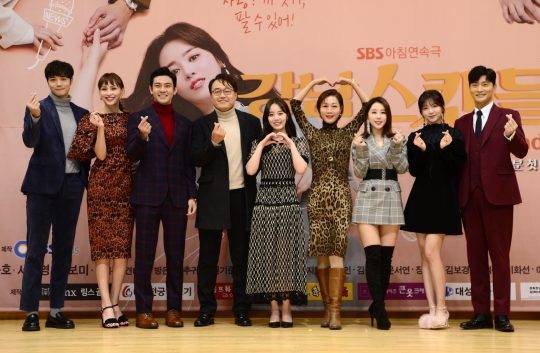 배우 서도영(왼쪽부터), 이유진, 임윤호, 윤류해PD, 신고은, 방은희, 황보미, 해인, 원기준이 23일 오후 서울 목동 SBS 사옥에서 열린 아침드라마 ‘강남스캔들’ 제작발표회에 참석했다. /사진제공=SBS