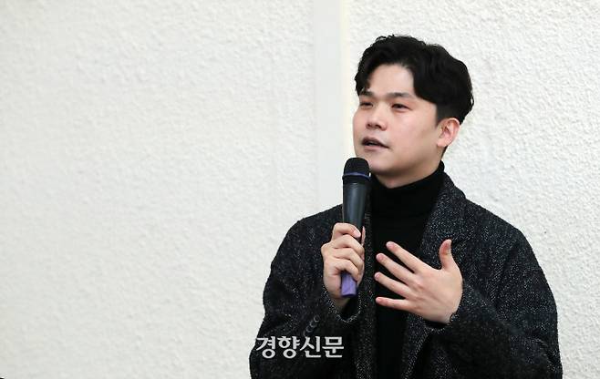 하완 작가가 20일 서울 중구 경향신문사에서 열린 11월 인생수업에서 ‘인생, 열심히 살지 않아도 돼’를 주제로 강의하고 있다. | 권도현 기자 lightroad@kyunghyang.com