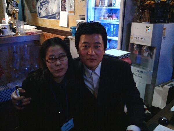 민주 양 생전에 열심히 활동했던 영화배우 박상민 씨 팬클럽에서 박상민 씨와 함께 찍은 기념사진.