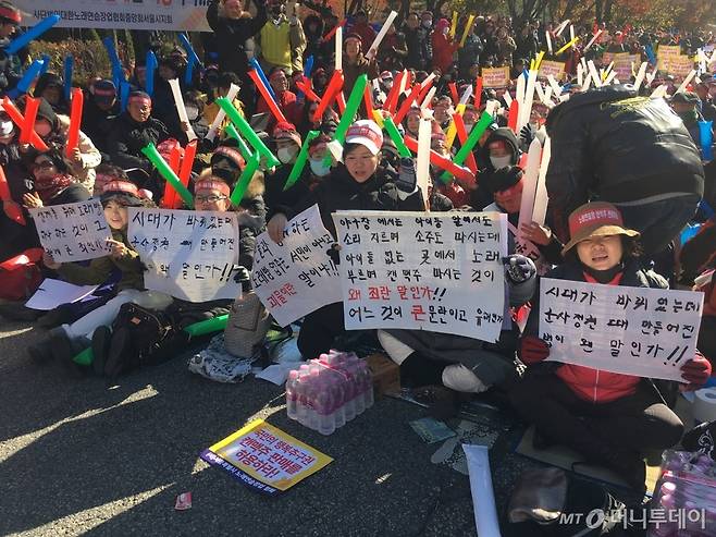 노래연습장업협회가 23일 오전 10시 서울 여의도 국회 앞에서 '노래방 주류 판매 관련법 개정 촉구 집회'를 열었다./사진=서민선 인턴 기자