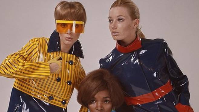 플라스틱 옷을 입은 모델들