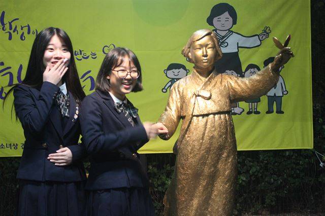 2015년 서울 정동 프란치스코 회관 앞 소녀상 제막식 당시, 16기 회장이었던 권영서(왼쪽ㆍ당시 17)씨가 벅찬 표정을 짓고 있다. 성환철 선생님 제공