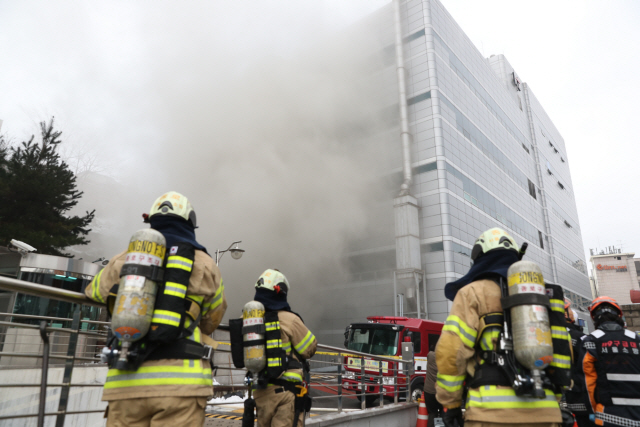 지난 24일 서울 서대문구 충정로의 KT 아현지사 통신구에서 불이 나 소방관들이 화재진화 작업을 벌이고 있다./연합뉴스