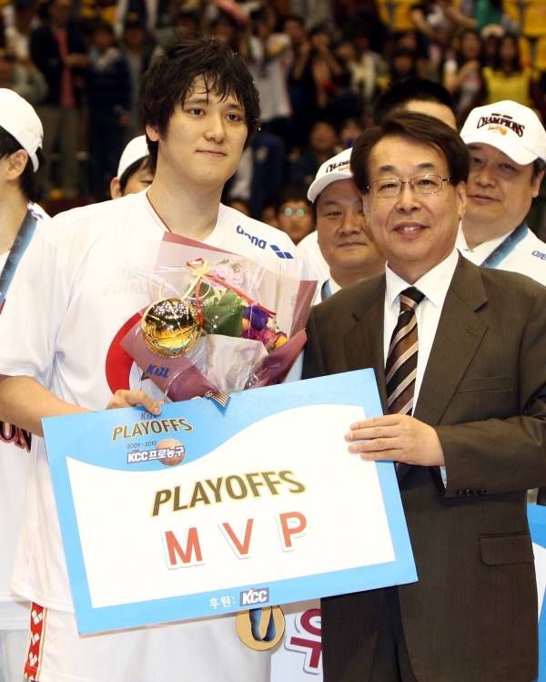 2009~10시즌 정규시즌 및 챔피언결정전 MVP로 1라운드 10순위의 신화를 쓴 함지훈. KBL 제공