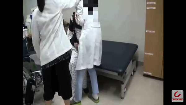 제주대병원 모 교수가 직원들을 폭행한 장면을 찍은 동영상이 공개됐다./사진=TV 조선 유튜브 캡처