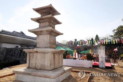 77년 타향살이 끝내고 고향에 선 국보 '산청 범학리 삼층석탑' (진주=연합뉴스) 최병길 기자 = 77년간 타향살이를 한 국보 제105호 산청 범학리 삼층석탑이 27일 국립진주박물관 야외전시장에 다시 세워져 점안식과 복원기념식이 열리고 있다. 통일신라시대인 9세기에 만든 것으로 추정되는 석탑은 일제 강점기에 수난을 겪으며 기나긴 타향살이를 해온 아픔을 안고 마침내 고향 땅에 복원돼 자리를 잡았다. choi21@yna.co.kr (끝)