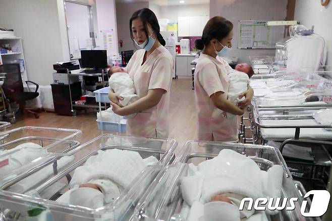 신생아실에서 간호사들이 아기들을 돌보고 있다. © News1 주기철 기자