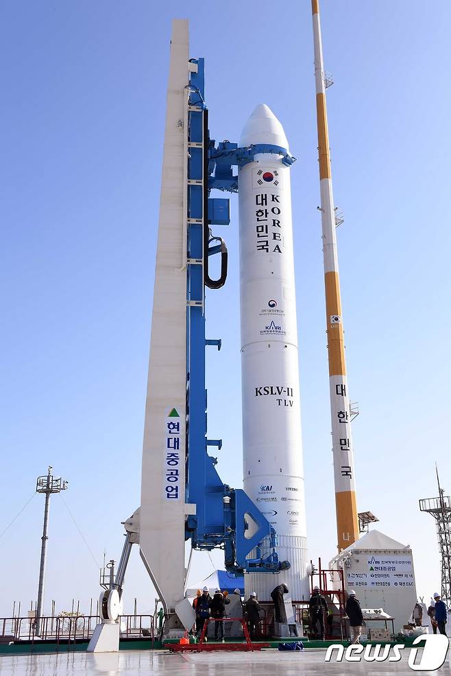 한국형발사체 '누리호'의 시험발사체가 27일 전남 고흥나로우주센터 발사대에 기립돼 장착되고 있다. 시험발사체는 오는 28일 오후에 발사가 예정이다.(한국항공우주연구원 제공)2018.11.27/뉴스1 © News1 최소망 기자