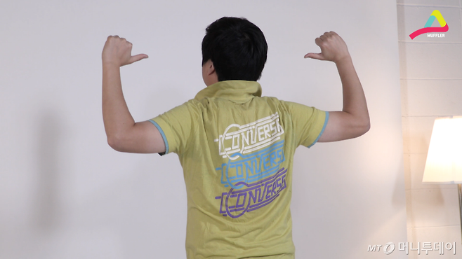 여길 봐. 컨버스 티셔츠도 있다고.