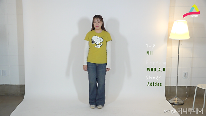 '레이어드'의 존재감이 살아있는 또 다른 레이어드 룩. 스누피 캐릭터가 박힌 NII(니) 티셔츠로 연출해 봄.