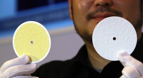 '필립모리스 아이코스 최신연구 결과 발표회'에서 비교된 아이코스(오른쪽)와 일반담배(왼쪽)의 필터