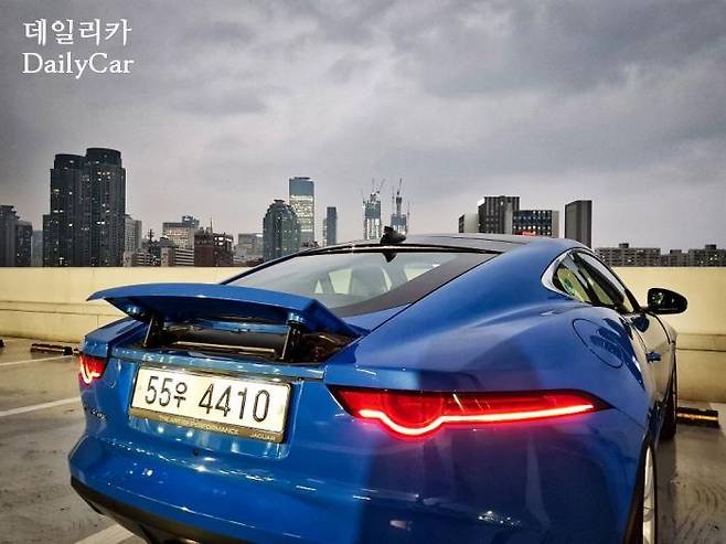 재규어 F타입 P300