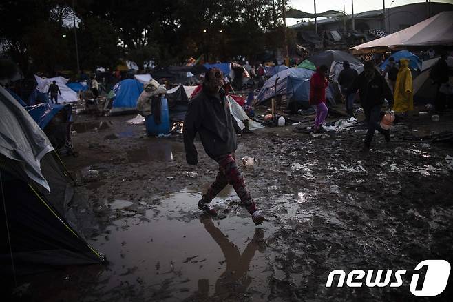 멕시코 국경도시 티후아나 임시 거주지에 머무르고 있는 중미 출신 이민자(캐러밴)들. © AFP=뉴스1