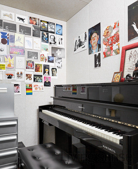취미 방 한쪽에 마련한 피아노 방. 완벽하게 방음 처리를 해 언제든 집에서 피아노 연주를 할 수 있다./리빙센스