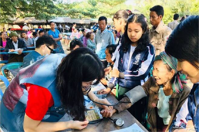 광주기독병원이 보낸 의료선교팀이 미얀마에서 의료선교를 진행 중이다(사진=광주기독병원 제공)