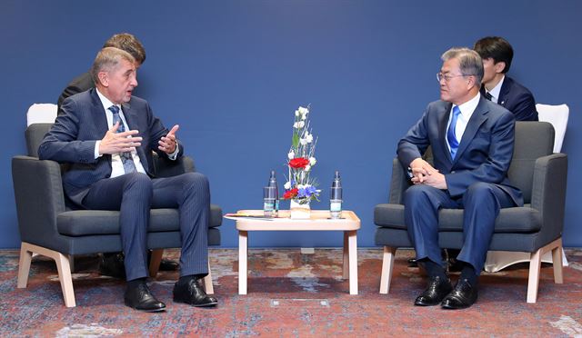 문재인 대통령과 안드레이 바비스 체코 총리가 28일 오후(현지시간) 체코 프라하 힐튼 호텔에서 열린 회담에서 대화하고 있다. 프라하=연합뉴스