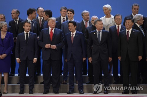 G20정상회의에서 기념 촬영하는 정상들. 트럼프 대통령은 앞줄 왼쪽에서 세 번째, 시 주석은 앞줄 맨 오른쪽에 있다. [AFP=연합뉴스]