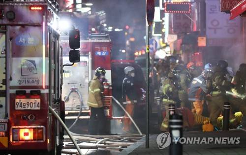 짙은 연기 속, 이어지는 인명수색 (수원=연합뉴스) 홍기원 기자 = 지난달 30일 오후 부상자 40여 명이 발생한 경기도 수원시 골든프라자 화재 현장에서 소방대원들이 인명수색을 벌이고 있다. xanadu@yna.co.kr (끝)