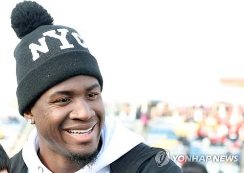 삼바 특급 말컹 '활짝' (창원=연합뉴스) 김동민 기자 = 25일 경남 창원축구센터에서 열린 프로축구 K리그1 경남FC와 수원 삼성의 경기. 경남이 수원을 상대로 승리 후 2위가 확정되자 말컹이 활짝 웃고 있다. 2018.11.25 image@yna.co.kr