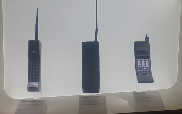 수원의 한 전자회사 홍보관(SIM)에 보관된 초기 핸드폰 모델.