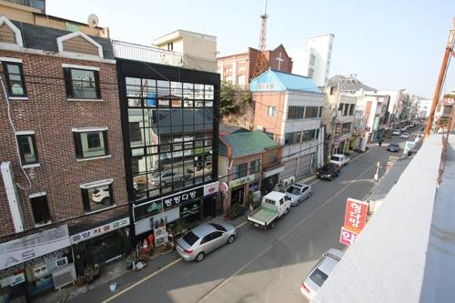 목포 구도심 풍경 (목포=연합뉴스) 박상현 기자 = 등록문화재 제718호인 목포 근대역사문화공간 거리. 일제강점기 화신연쇄점으로 사용된 건물 옥상에서 내려다본 모습이다.