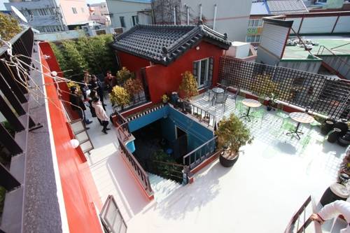 목포 게스트하우스 '창성장' (목포=연합뉴스) 박상현 기자 = 등록문화재 제718호인 목포 근대역사문화공간의 게스트하우스 창성장. 일제강점기 고급 요릿집이었고 여관으로 사용되다 지난 8월 게스트하우스가 됐다.