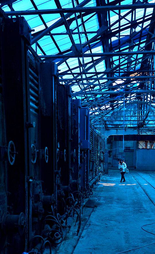 전남 목포의 조선내화 구 목포공장 내부. 삭은 지붕을 걷어내고 푸른 비닐을 씌워 황량한 폐공장 내부가 몽환적인 느낌이다. 일제강점기에 지어진 이 공장은 근대기 산업유산으로의 의미를 인정받아 지난해 12월 등록문화재 제707호로 지정됐다. 조선내화는 공장의 건축 형태와 설비 등을 보존하면서 복합문화공간으로 꾸밀 예정이다.