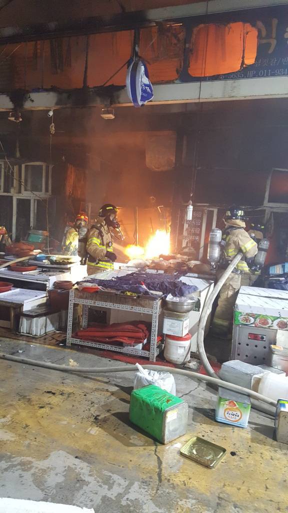 5일 밤 10시 42분쯤 경남 통영시 서호동 서호시장 내 1층 점포에서 화재가 발생, 인근 점포 2개소를 더 태우고 출동한 소방대에 의해 30여분 만에 진화됐다. /사진=뉴시스