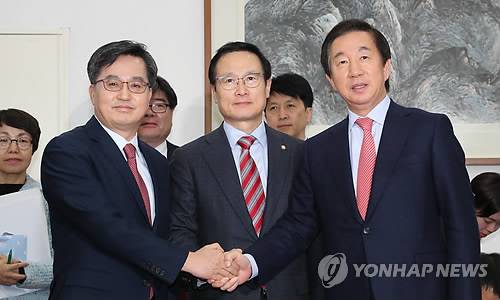 악수하는 경제부총리와 민주당·한국당 원내대표 (서울=연합뉴스) 김주형 기자 = 김동연 경제부총리 겸 기획재정부 장관(왼쪽부터), 더불어민주당 홍영표, 자유한국당 김성태 원내대표가 6일 오후 국회에서 내년도 예산안 합의 결과를 발표한 뒤 악수하고 있다. kjhpress@yna.co.kr (끝)