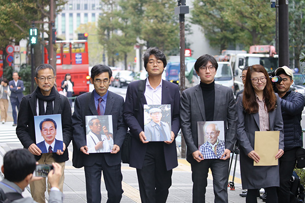 ⓒ연합뉴스 한·일 시민단체 활동가와 강제동원 피해자 측 변호인이 11월12일 일본 도쿄 신일철주금 본사를 방문해 손해배상 판결 이행을 촉구하는 요청서를 전달했다.