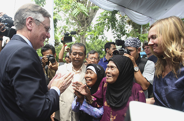 ⓒAP Photo 톄이르트 더즈반 인도네시아 주재 네덜란드 대사(왼쪽)가 2013년 9월, 인도네시아 독립항쟁 당시의 희생자 유족에게 사죄하고 있다.